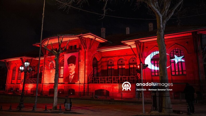 Birinci Meclis Binası ve Atatürk Cumhuriyet Kulesi Türk bayrağı renklerine büründü