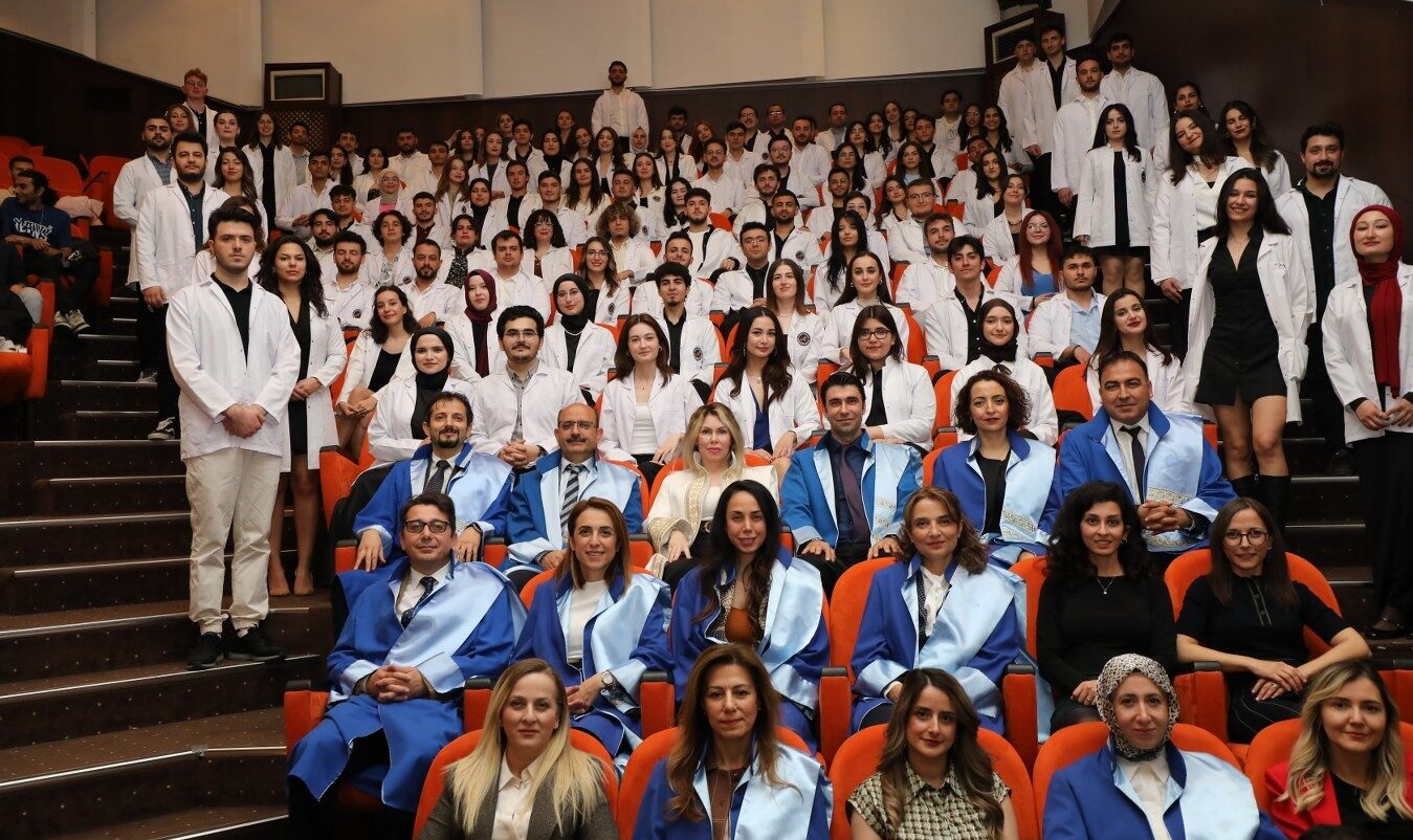 Diş Hekimliği Fakültesi’nden 110 öğrenci beyaz önlüklerini giydi