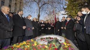 ANKARA – Destici, Muhsin Yazıcıoğlu için Taceddin Dergahı’ndaki kabri başında düzenlenen anma törenine katıldı
