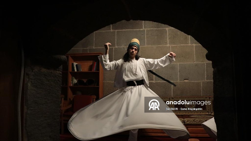 Mevlana’nın hocası Seyyid Burhaneddin’in ders verdiği “hücrede” tasavvufla buluşuyorlar