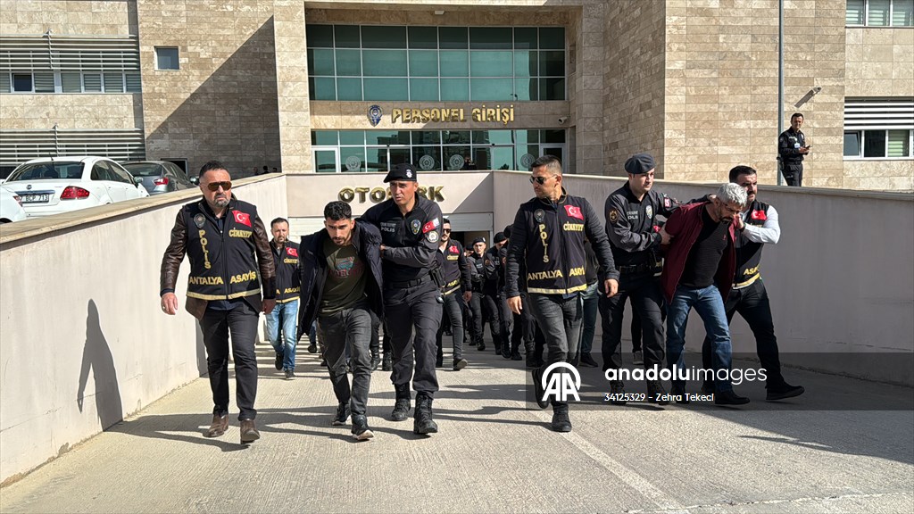 Antalya’da iki grup arasında çıkan silahlı çatışmada gözaltına alınan 25 zanlı adliyede