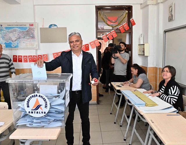 CHP Muratpaşa Belediye Başkan adayı Ümit UYSAL, oyunu kullandı:
