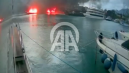 Alanya’da 2 tur teknesinin yandığı anlar güvenlik kamerasına yansıdı
