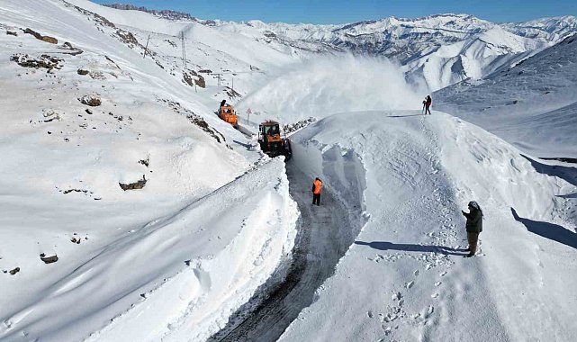 ŞIRNAK – Uludere ilçesinde çığ düşmesi görüntülendi
