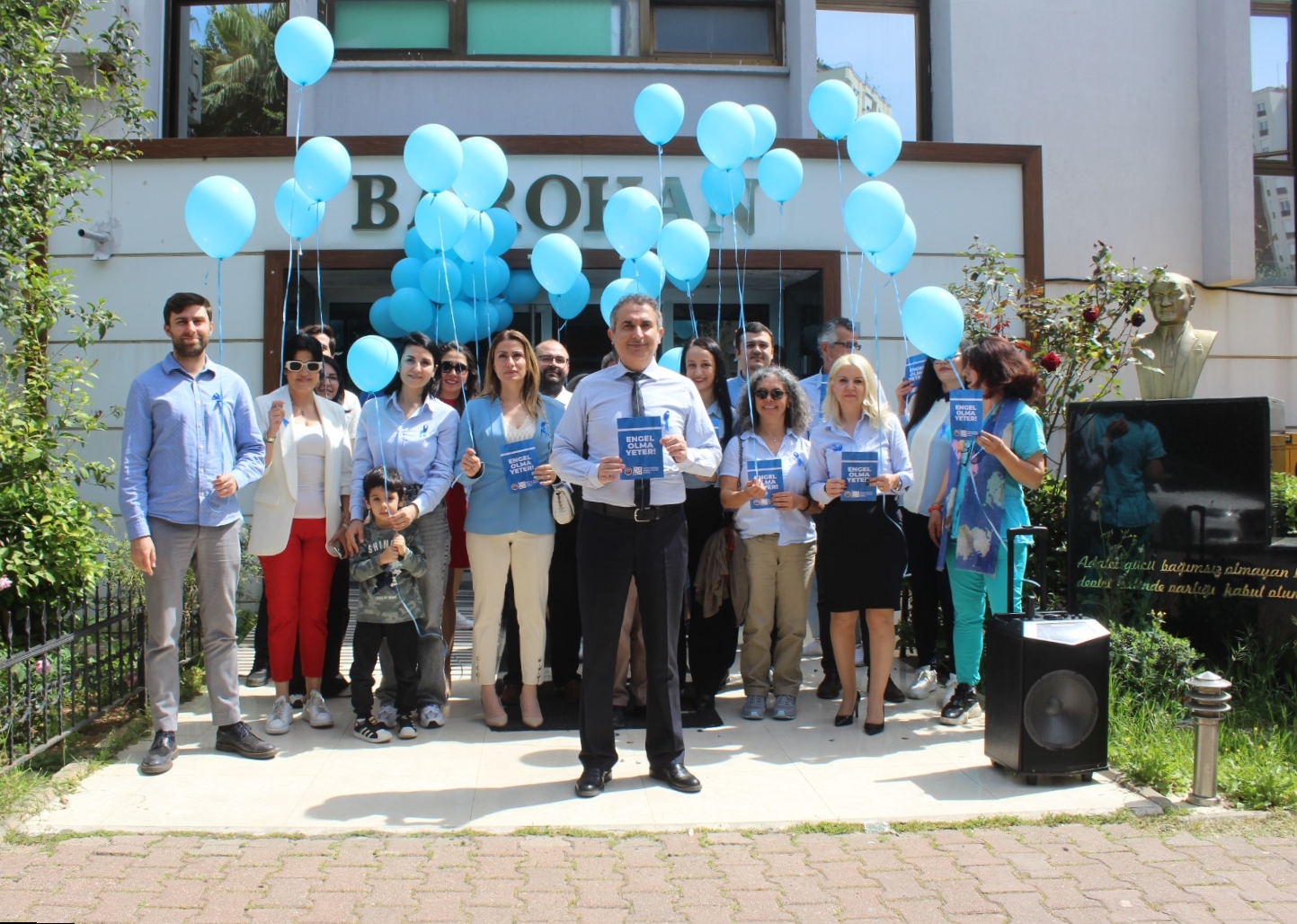 Dünya Otizm Farkındalık Günü’nde gökyüzüne onlarca mavi balon bırakıldı