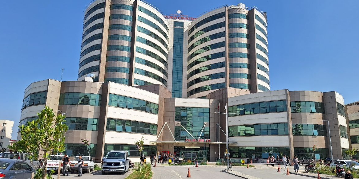 Mersin’de oğlunun bıçakladığı ve silahla vurduğu kadın öldü