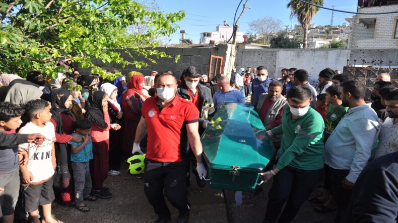 Mersin’in Silifke ilçesinde Suriyeli ailenin kaldığı çadırın yanında bulunan hurdalıkta çıkan yangında bir çocuk hayatını kaybetti.