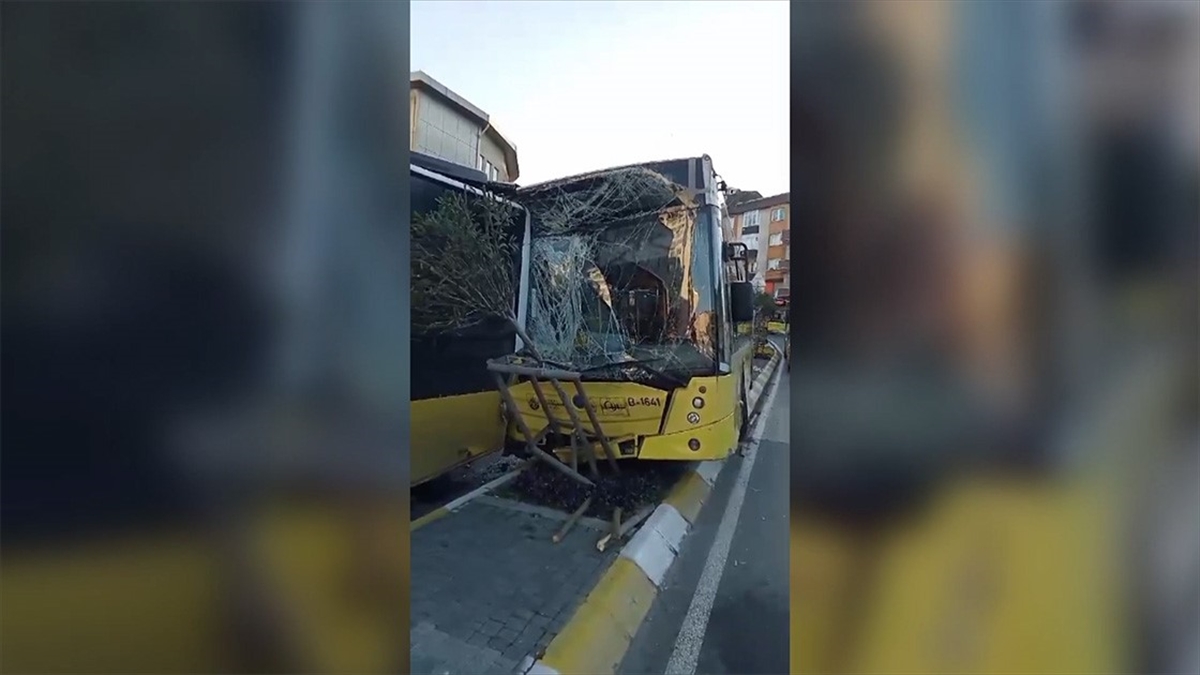 Gaziosmanpaşa’da gaz pedalı takılı kalan İETT otobüsü duraktaki 4 araca çarptı