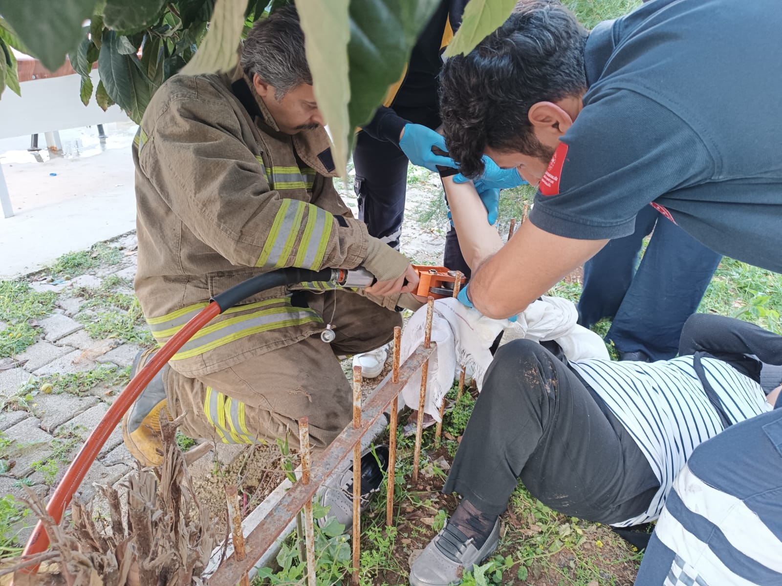 Hatay’da ayağına demir korkuluk saplanan kişi yaralandı