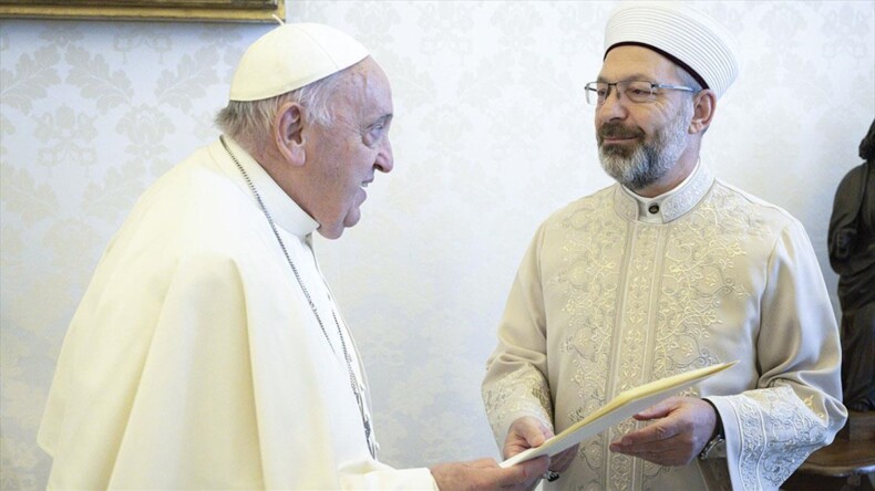 Papa Franciscus’tan Cumhurbaşkanı Erdoğan’a dünya barışına yaptıkları için teşekkür