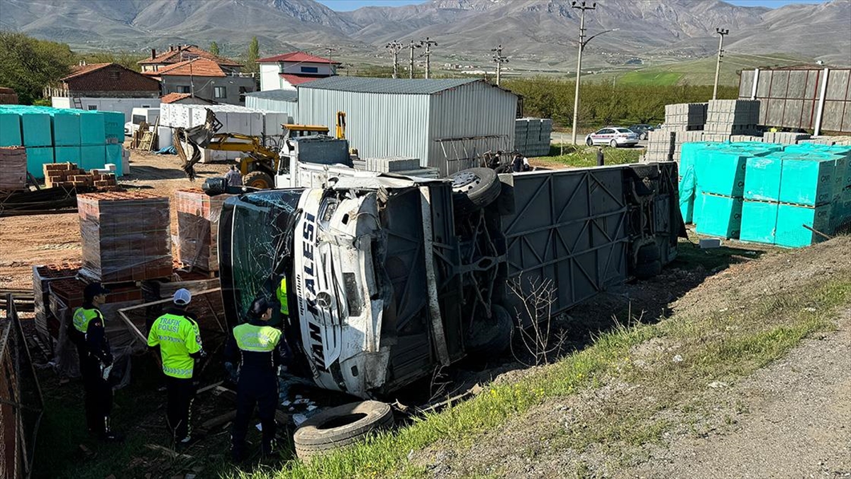 Malatya’da otomobille otobüsün çarpışması sonucu biri ağır 22 kişi yaralandı.