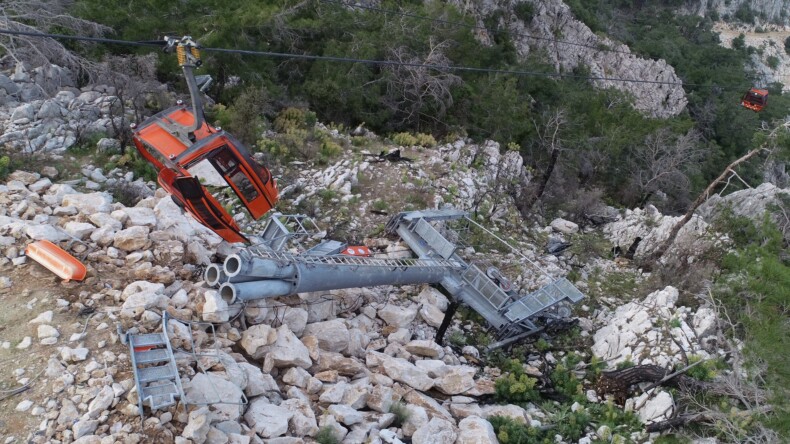 Antalya’daki teleferik kazasının ardından oluşan enkaz havadan görüntülendi