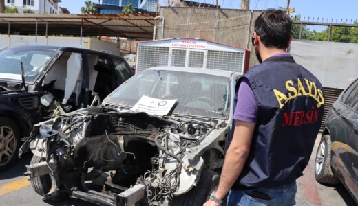 Mersin’de kaçak araçları parçalayarak sattıkları iddiasıyla 2 kişi yakalandı