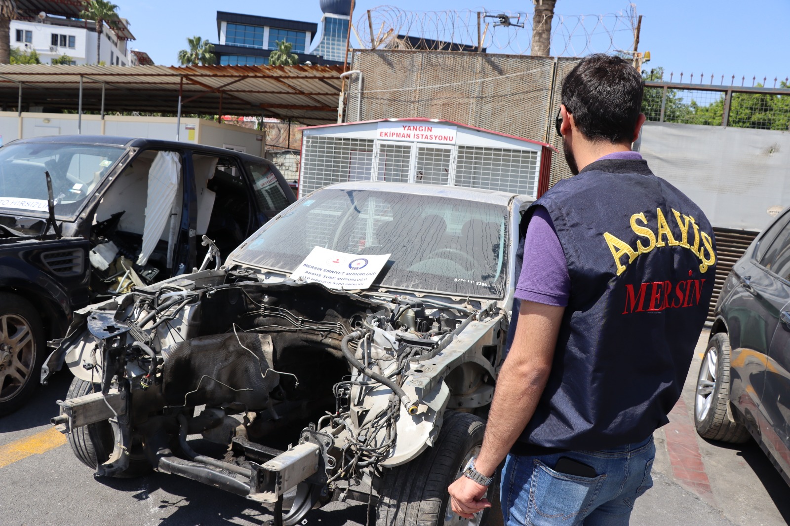 Mersin’de kaçak araçları parçalayarak sattıkları iddiasıyla 2 kişi yakalandı