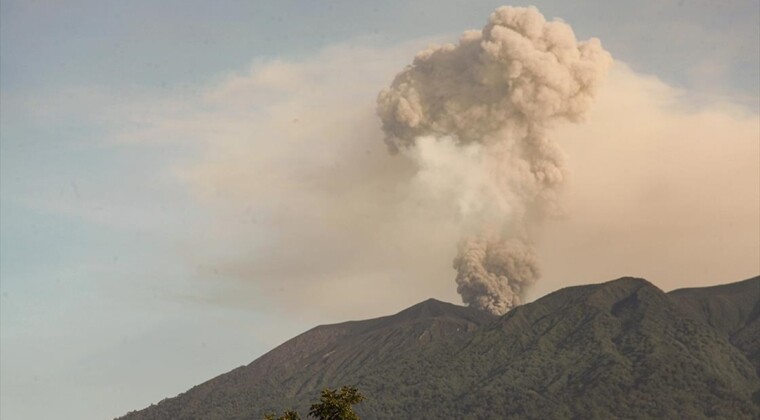 Endonezya’daki yanardağ patlaması nedeniyle Manado kentindeki havalimanı geçici kapatıldı