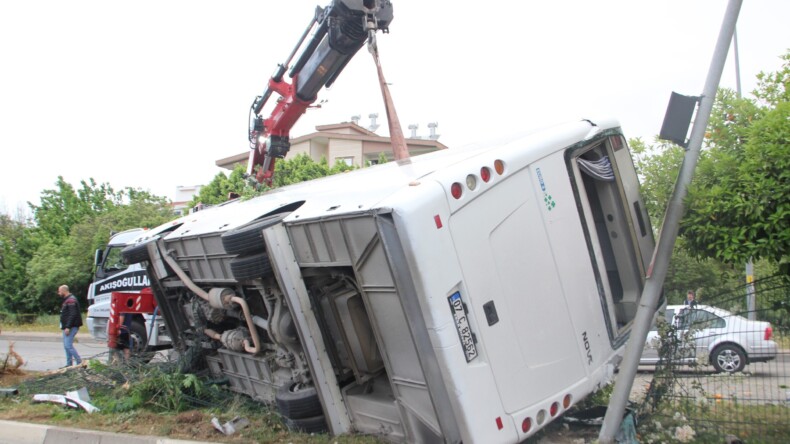 Antalya’da otel servis aracı devrildi, 19 kişi yaralandı