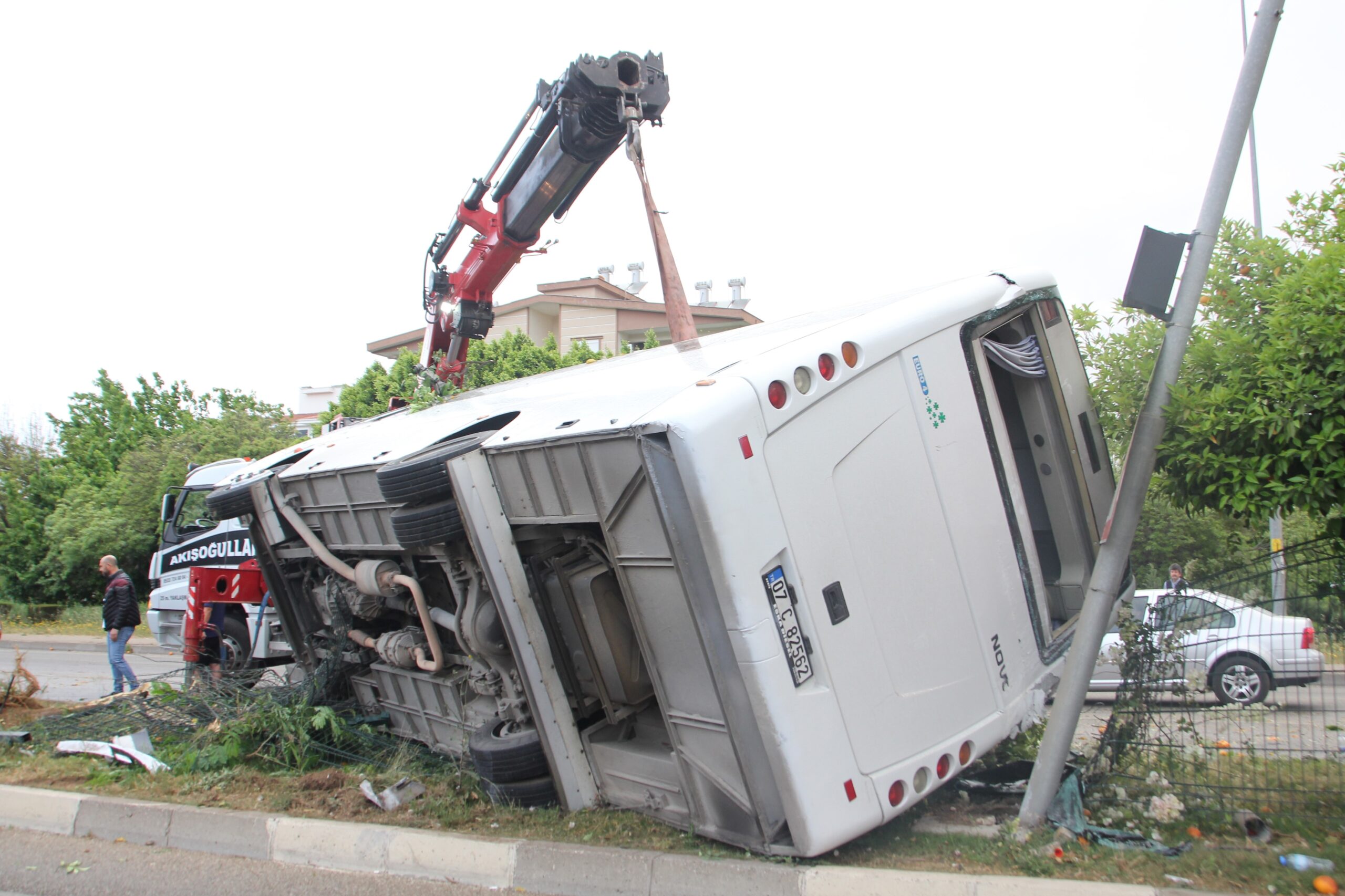 Antalya’da otel servis aracı devrildi, 19 kişi yaralandı