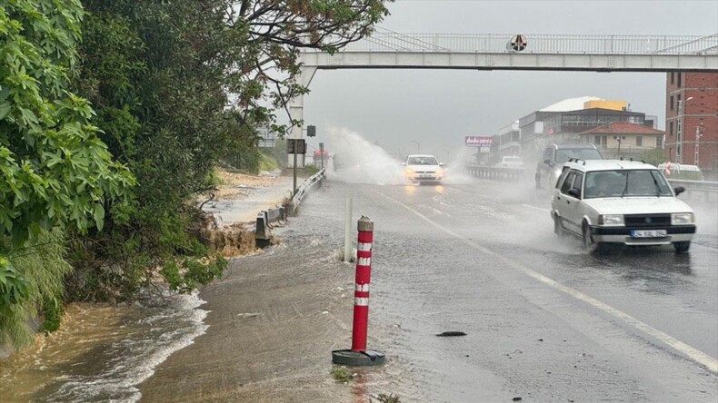 İstanbul’da kuvvetli yağış nedeniyle trafikte aksamalar yaşanıyor