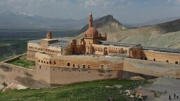 Turistler “Turizm Haftası”nda da rotayı İshak Paşa Sarayı’na çevirdi