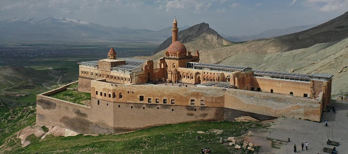 Turistler “Turizm Haftası”nda da rotayı İshak Paşa Sarayı’na çevirdi