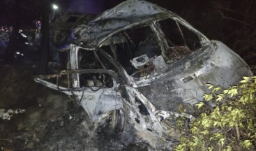 Adana’da uçuruma devrilip yanan minibüsteki 3 kişi öldü, 18 kişi yaralandı