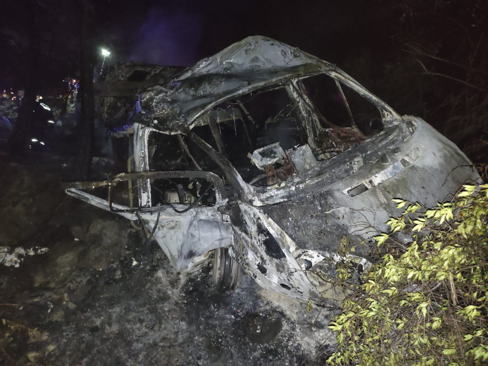 Adana’da uçuruma devrilip yanan minibüsteki 3 kişi öldü, 18 kişi yaralandı