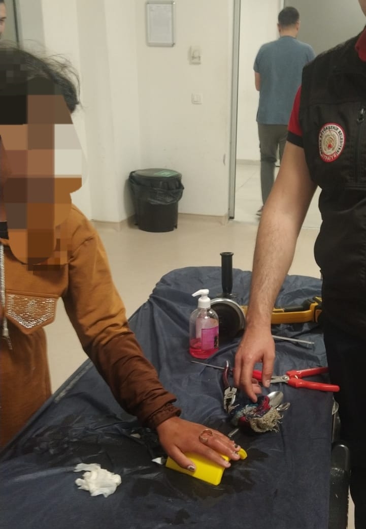 Mersin’de parmakta sıkışan yüzüğü hastaneye çağrılan itfaiye çıkardı