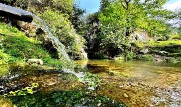 Çukurova’nın saklı cennetlerinden Su Atalan Şelalesi, baharın renklerine büründü