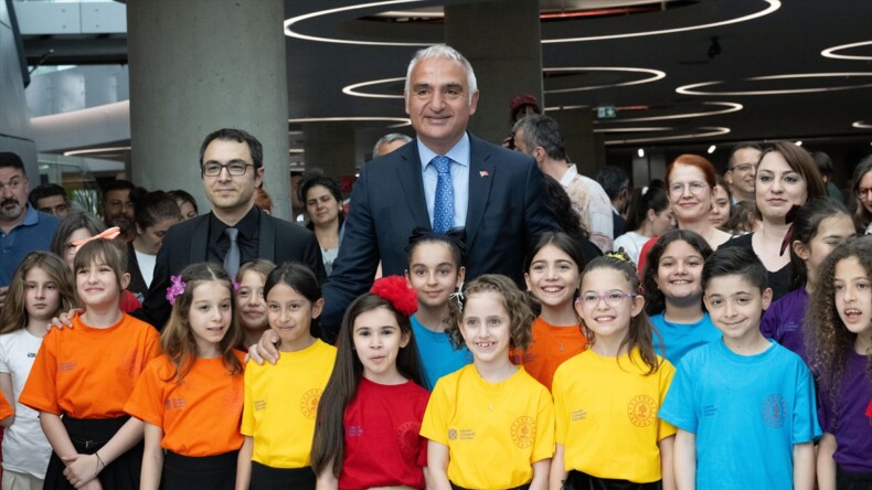 Bakan Ersoy, Devlet Çoksesli Çocuk Korosunun “23 Nisan Özel Konseri”ni izledi