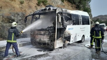 Antalya’da seyir halindeki midibüste çıkan yangın söndürüldü