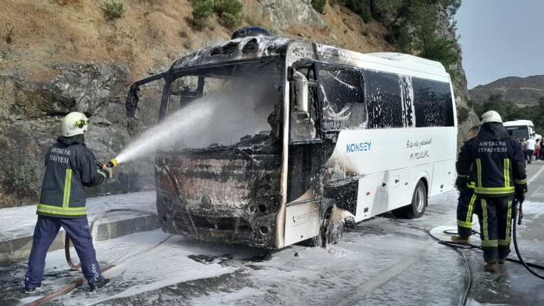 Antalya’da seyir halindeki midibüste çıkan yangın söndürüldü