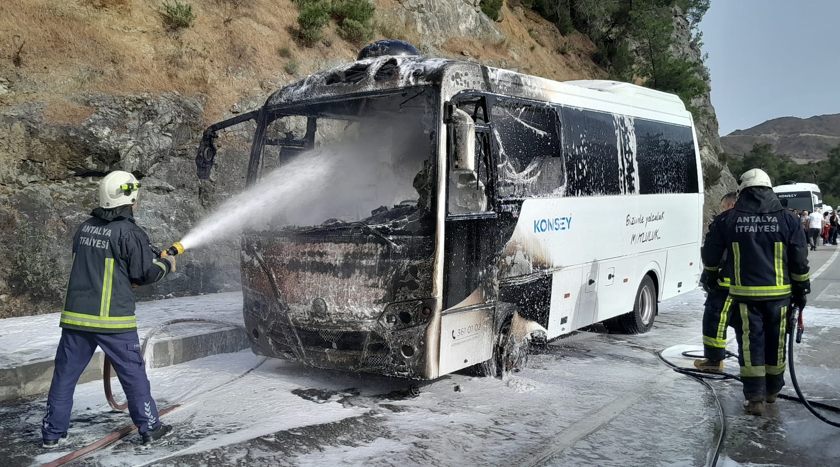 Antalya’da seyir halindeki midibüste çıkan yangın söndürüldü
