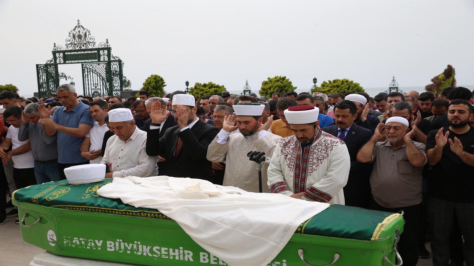 Cami önünde silahlı saldırı sonucu öldürülen imamın cenazesi toprağa verildi
