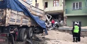 İSTANBUL – Esenyurt’ta kontrolden çıkan kamyon 11 araca çarptıktan sonra iş yerine girdi
