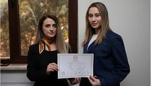 ÇANAKKALE – Seçimin en genç belediye başkanı Zeynep Çelik, mazbatasını aldı