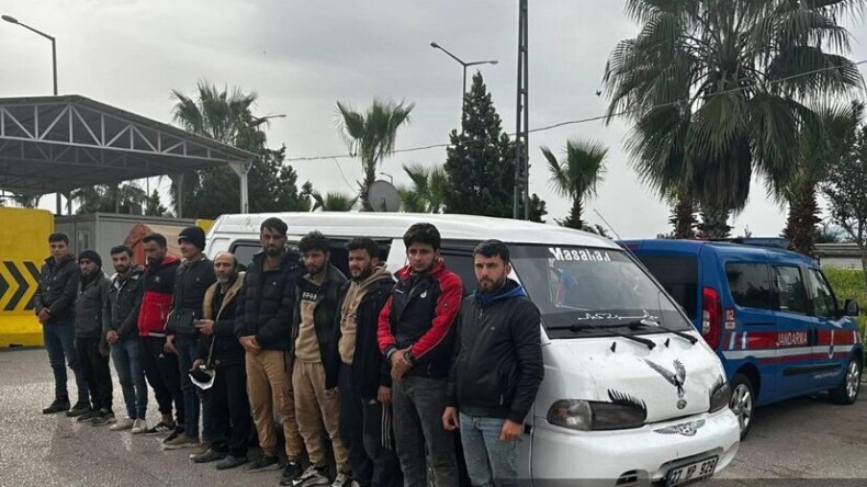 Adana’da göçmen kaçakçılığı iddiasıyla 2 zanlı tutuklandı