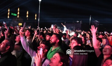 Haluk Levent, Adana’daki Uluslararası Portakal Çiçeği Karnavalı’nda sahne aldı