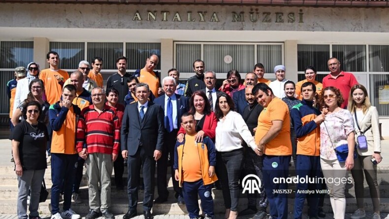 Antalya Valisi Şahin, otizmli çocukların sergisine katıldı