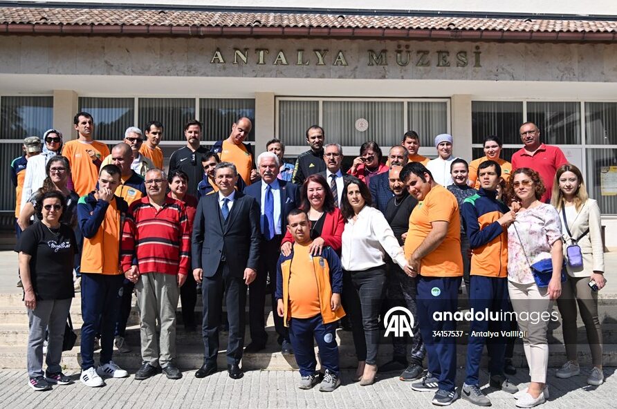 Antalya Valisi Şahin, otizmli çocukların sergisine katıldı