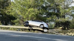 Antalya’da otomobil otoyoldaki bariyerlere çarptı, 2 kişi yaralandı