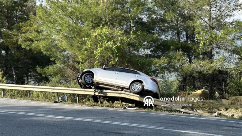 Antalya’da otomobil otoyoldaki bariyerlere çarptı, 2 kişi yaralandı