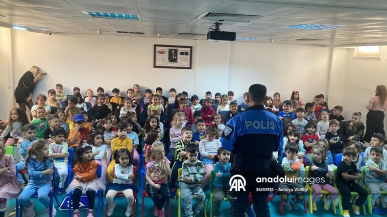 Antalya’da polis ekipleri okullarda bilgilendirme yaptı