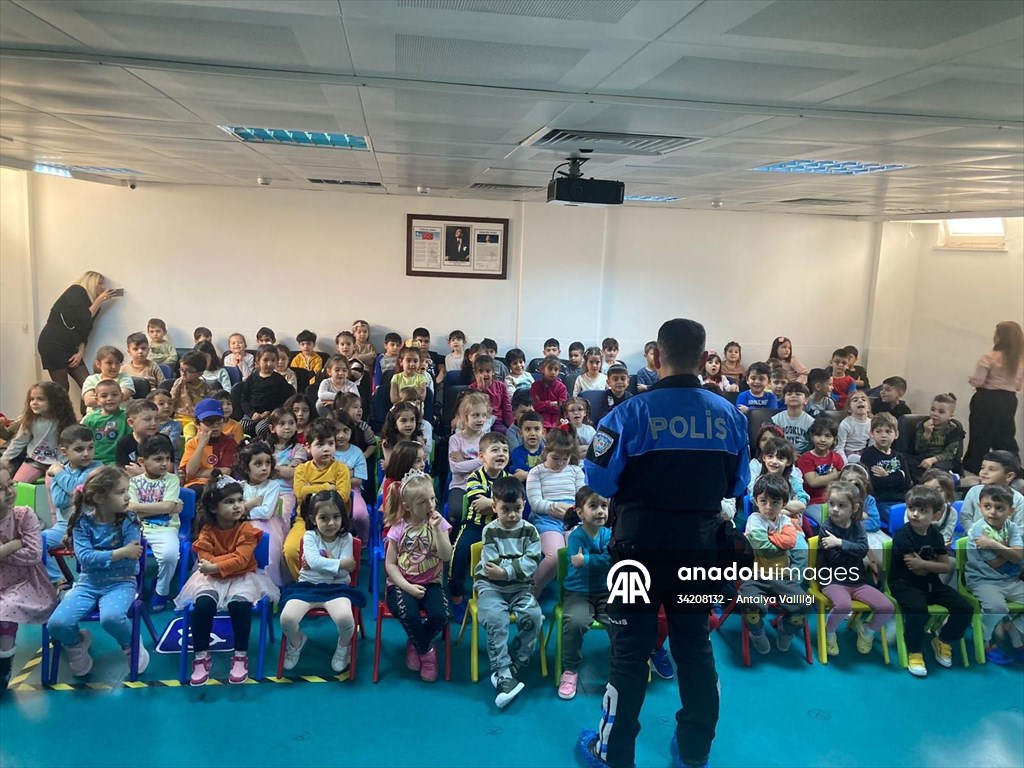Antalya’da polis ekipleri okullarda bilgilendirme yaptı