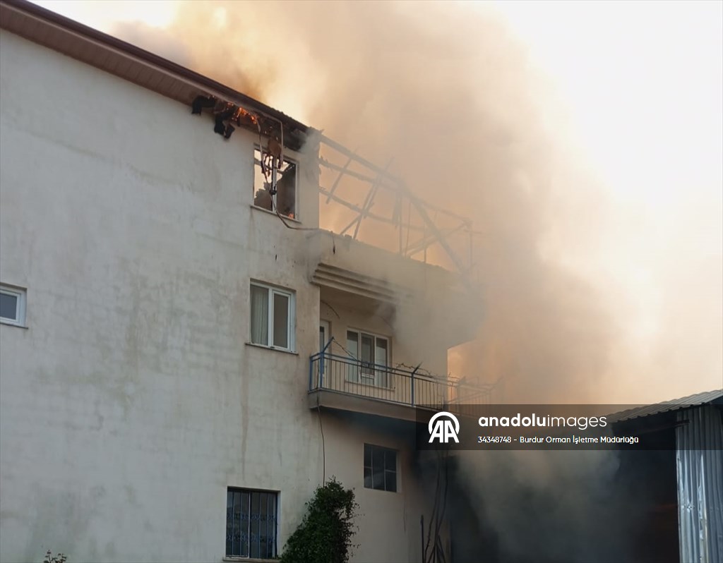 Burdur’da samanlıkta çıkan ve binaya sıçrayan yangın söndürüldü