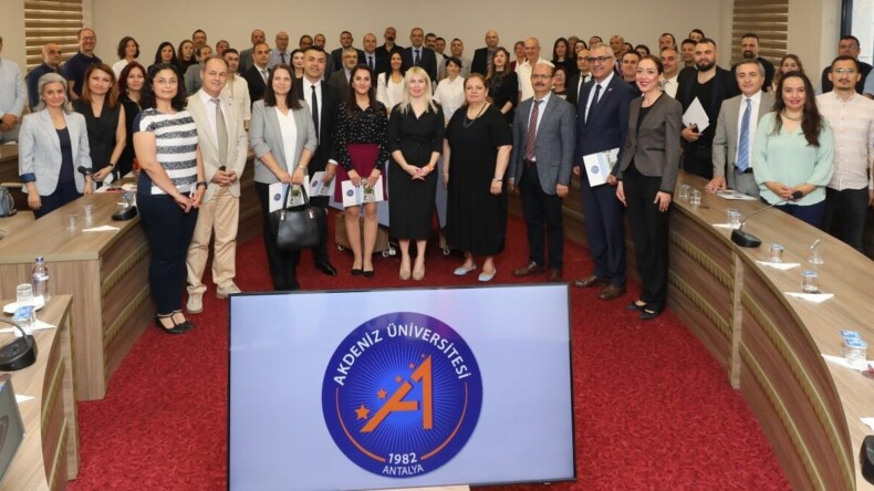 Akdeniz Üniversitesi’nde Bilimsel Başarılar Ödüllendirildi