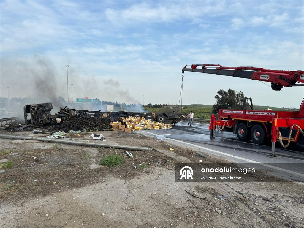 Mersin’de devrilerek yanan tırın sürücüsü yaralandı