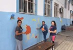  Lise öğrencileri okulun duvarını resimlerle süsledi