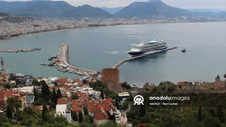 Alanya’ya yılın ilk kruvaziyeri geldi