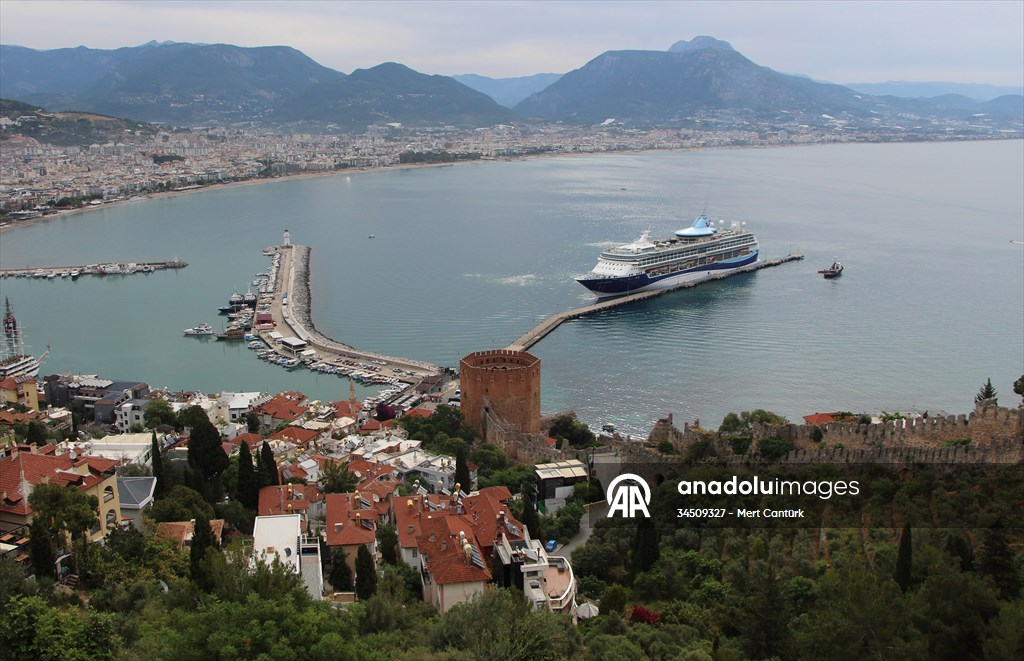 Alanya’ya yılın ilk kruvaziyeri geldi