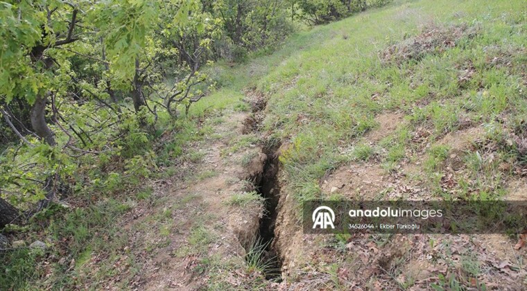 Tokat’ın Sulusaray ilçesinde arazide derin çatlaklar ortaya çıktı